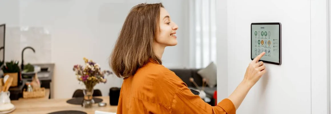 Person bedient Smart-Home-Tablet